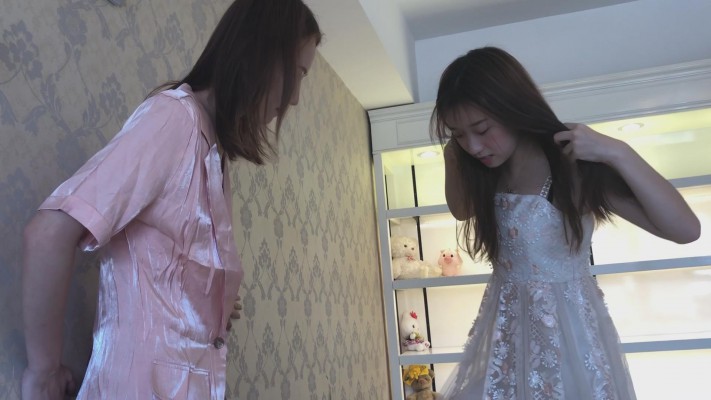 美女二人无情狠踩 YC-220112-10