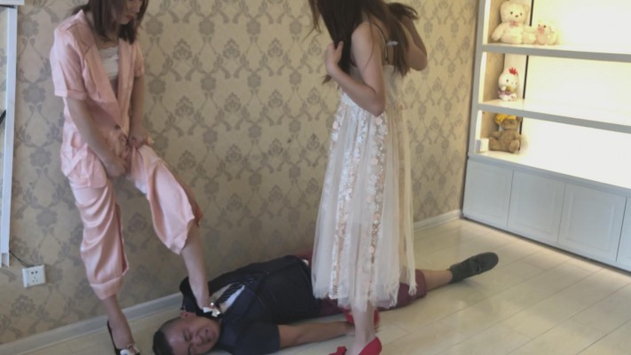 美女二人无情狠踩 YC-220112-10