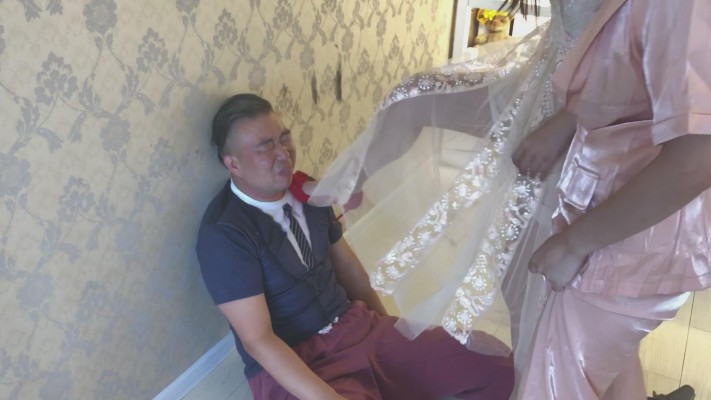 美女二人无情狠踩 YC-220112-10