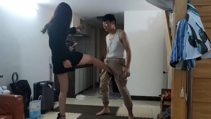 小鱼女神凉高+裸色高跟裸足踢裆猥琐佬 YC-220114