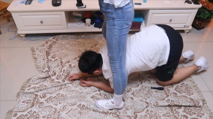 【猫猫大人】牛仔裤白匡威强迫坐脸钻胯 YC-210910-6