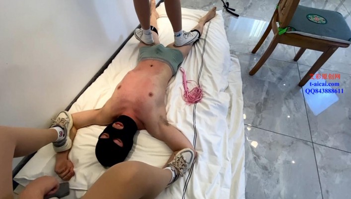 好姐妹一同跳踩毯子