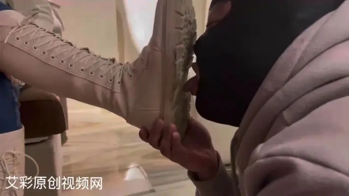 【佳萌女神】白靴虐待踩踏贱狗