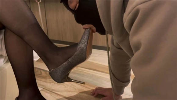 佳萌女神黑丝调教贱奴赏赐贱奴舔酸奶