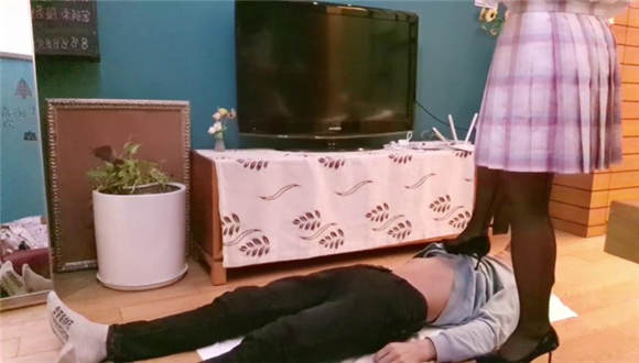 【00后蕬小乃】现实记录,黑丝高跟鞋全体重踩踏恋足