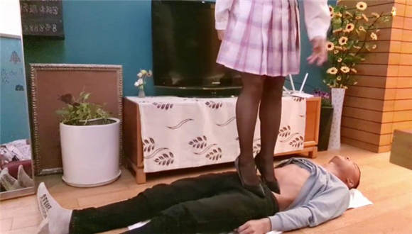 【00后蕬小乃】现实记录,黑丝高跟鞋全体重踩踏恋足