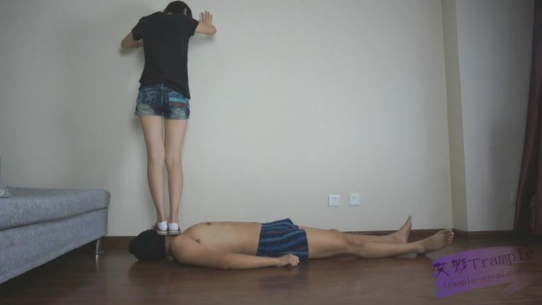 『灵魂女主』-白袜红色帆布鞋爆踩羞辱,沙发跳踩,窒息,口水