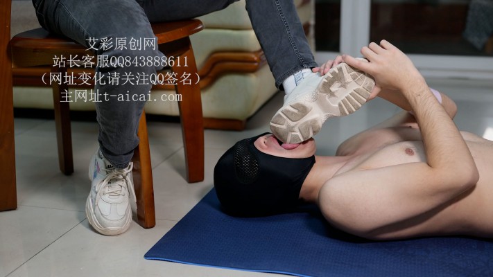 为了闻女神穿了5天的臭棉袜贱狗甘愿清理运动过后的脏鞋底,被女神暴力跳踩YC-230306-4