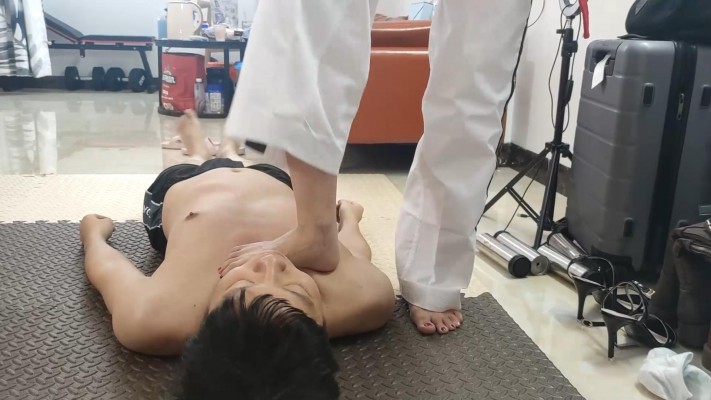 【广州小鱼女神】柔道鱼爹欺负师弟,羞辱小学弟闻脚闻胯,腿绞深喉小学弟 YC-230502