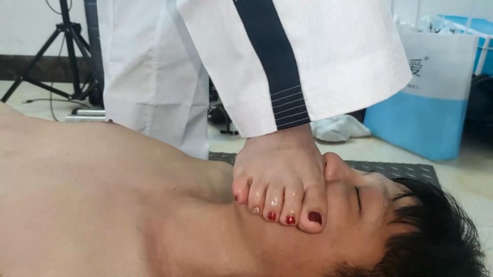 【广州小鱼女神】柔道鱼爹欺负师弟,羞辱小学弟闻脚闻胯,腿绞深喉小学弟 YC-230502