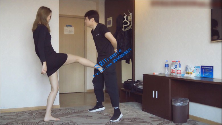 【女子防身术】超美大长腿白领美女各种姿势踢裆 G-200108