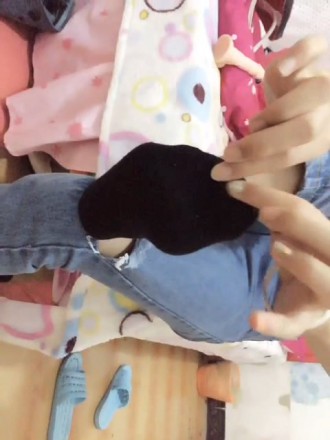 漂亮妹子秀帆布鞋棉袜裸足