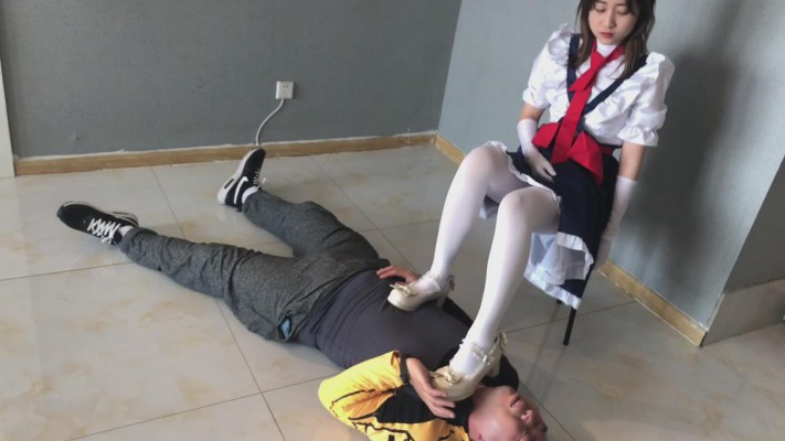 洛丽塔美女踩踏调教 YC-220309-4