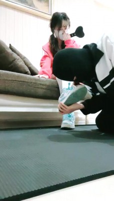 【蕾拉S】脏鞋踩踏喂食/舔原味脚 bf28281