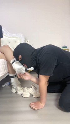【阿昆】学生主-竖中指鄙视/全体重踩/舔运动鞋白袜/臭脚捂脸 bf28593