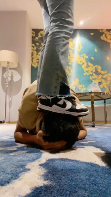 【海绵大大】牛仔小妹胯下辱/鞋底喂食/全体重踩头踩背 bf29198