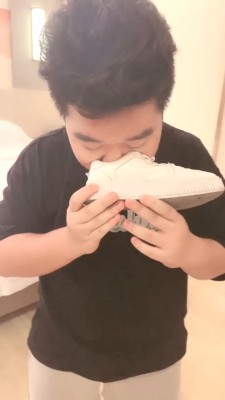 【香芋朱朱】素人S调-闻舔小白鞋白袜/踩踏耳光提档【完整版】 bf29454