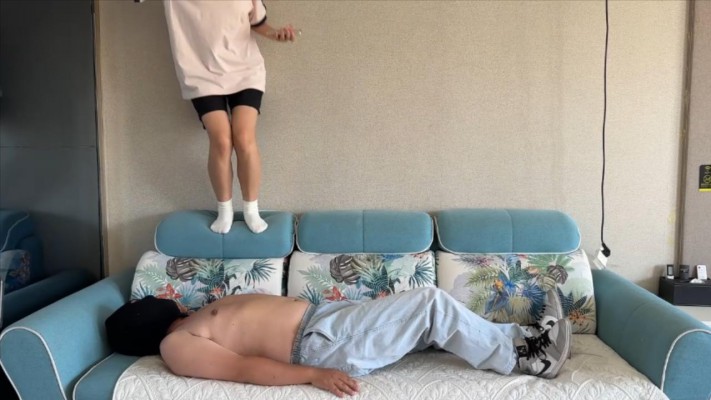 【00后小彤】晨练回家在毯子身上放松 YC-230714-5