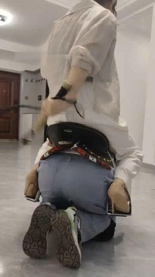 【辣姐】马具骑乘鞭打/骑着擦地/鞭打/深喉耳光/舔脚
