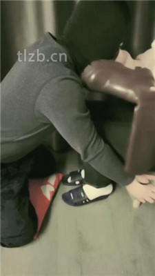 【樊樊】跪舔长靴原味白袜/数据线鞭打