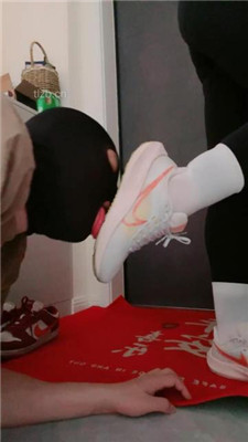 【冷颜】家奴跪着等主人健身回家