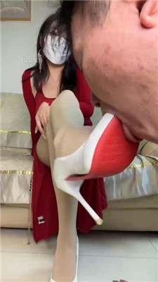 【甜心教主】训练狗舌舔脏鞋/狂吸肉丝脚/虐乳