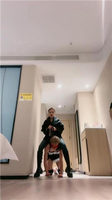 【沐阳大小姐】狠虐CD奴-转胯骑马爬行/打手掌/耳光/裸足狂舔