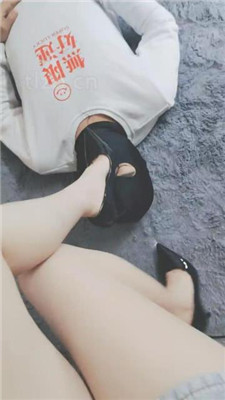 【灵竹】高跟裸足碾压踩/恋足舔