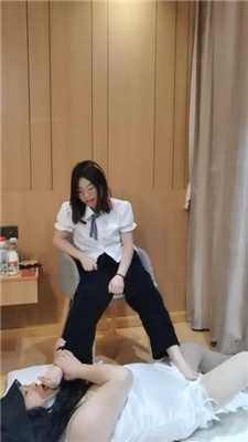 【梨笑】变装狗-跪舔运动鞋白袜/骑脖耳光