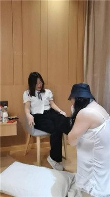 【梨笑】变装狗-跪舔运动鞋白袜/骑脖耳光