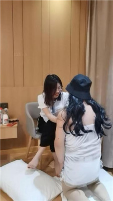 【梨笑】变装狗-跪舔运动鞋白袜/骑脖耳光