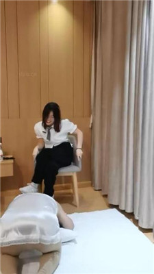 【梨笑】变装狗-跪舔运动鞋白袜/骑脖耳光
