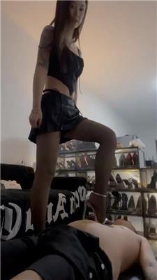 【伊楠】长腿姐姐S-高跟黑丝美腿踩狗【上】 bf42733