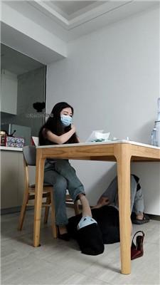 【御妍】素人S-原味短丝桌底伺候【四视角版】 JS240710-9