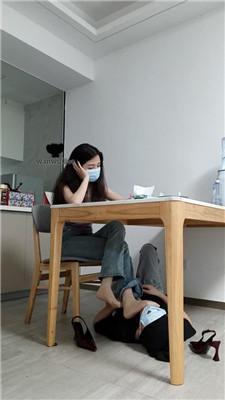 【御妍】素人S-原味短丝桌底伺候【四视角版】 JS240710-9