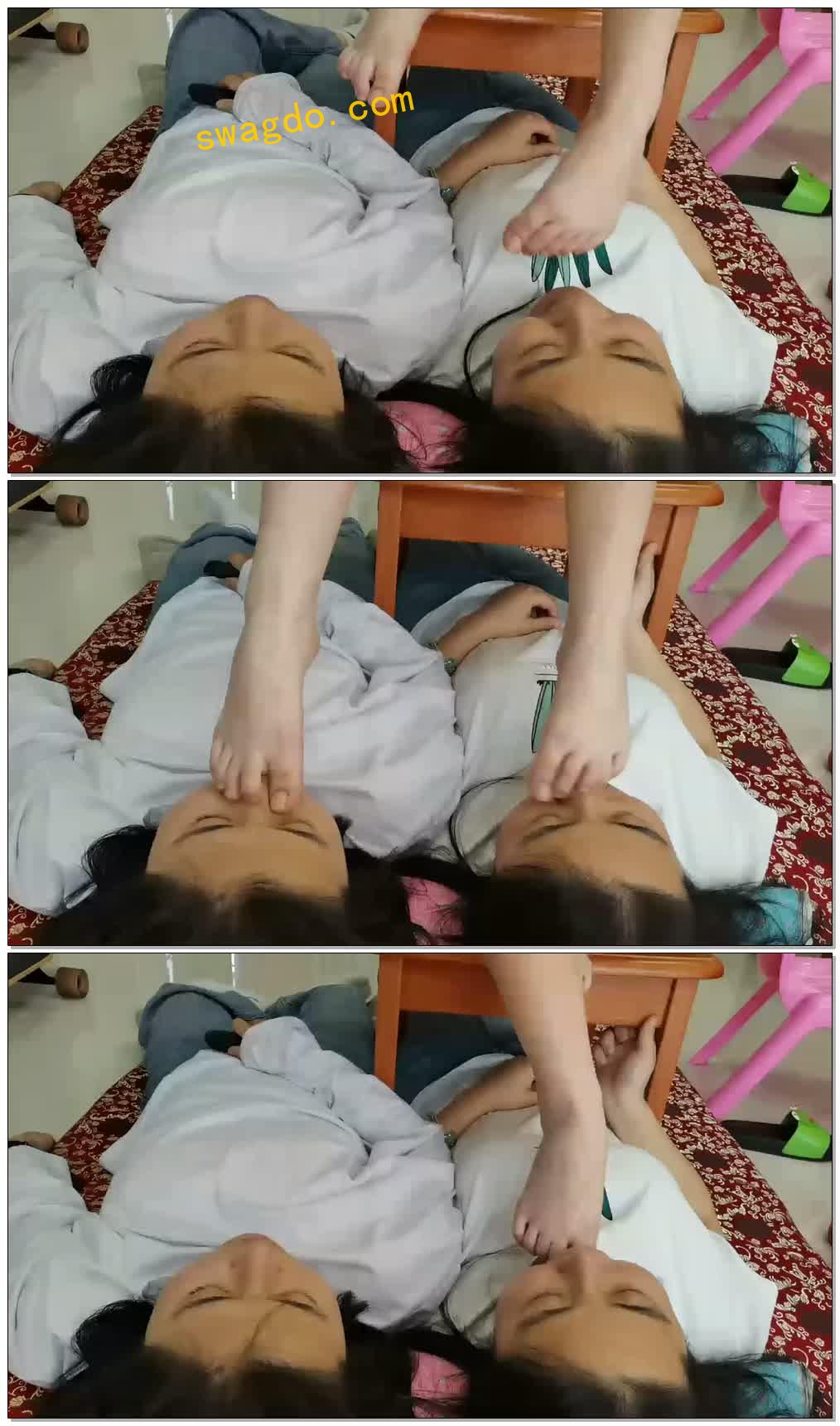 【00后校园原创】在家一个人调教两个贱母狗，深喉揉脸舔脚脚责【11分钟】【标清】