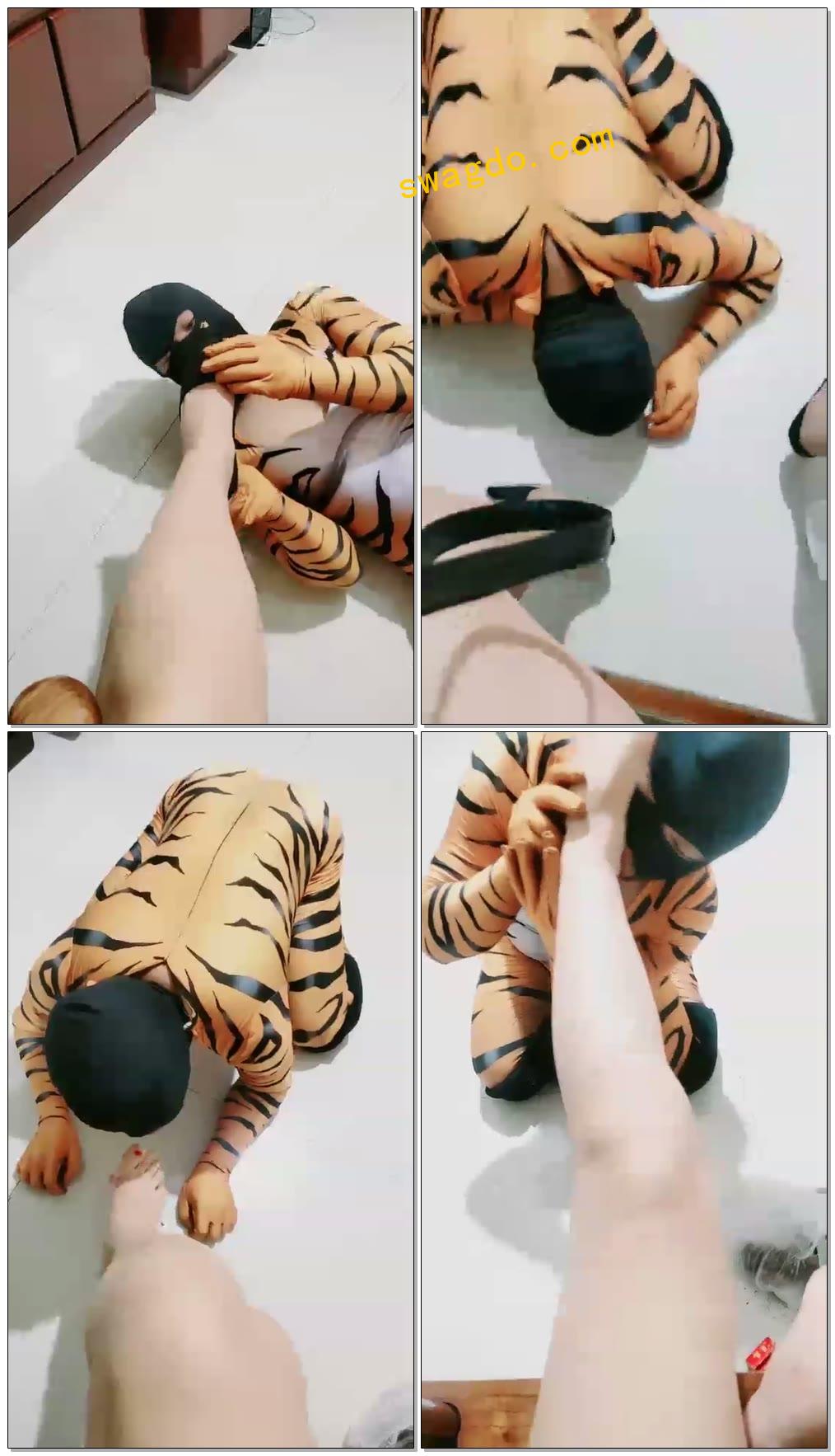 【自由奔放主】比真狗都像，清理鞋底，舔脚，骑马【28分钟】