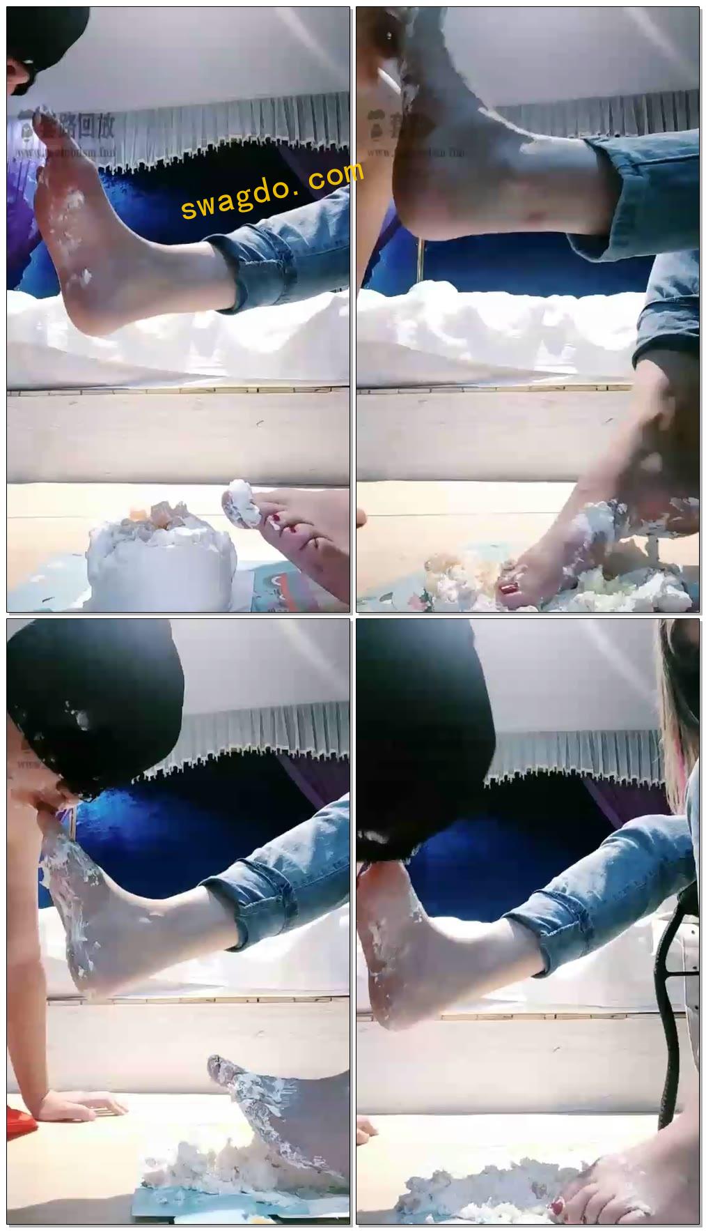 【小希女王】超刺激脚喂食蛋糕，插吐【24分钟】