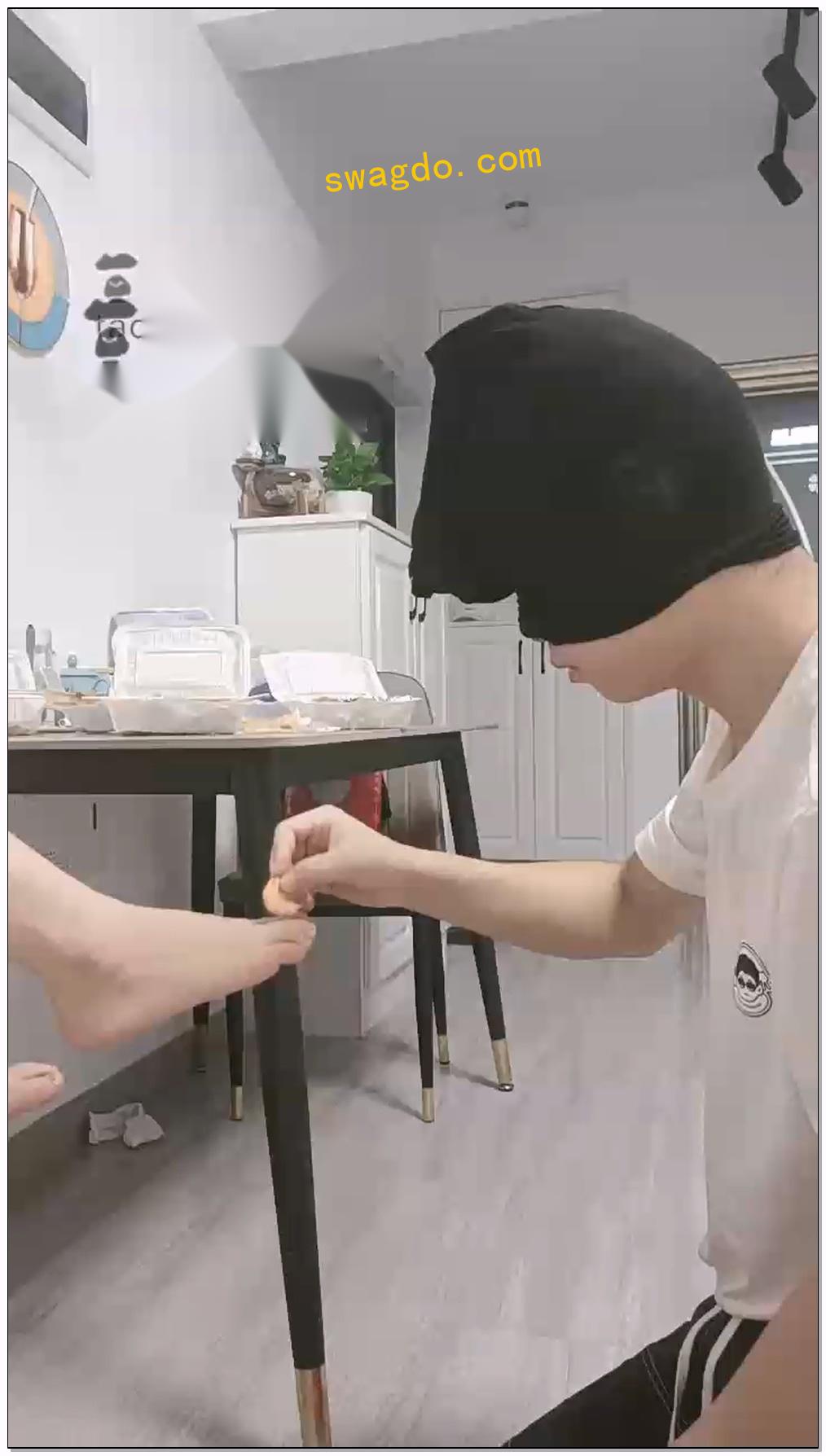 【武汉飞扬女王】白棉袜塞，光jio踩食喂狗子【71过膝】