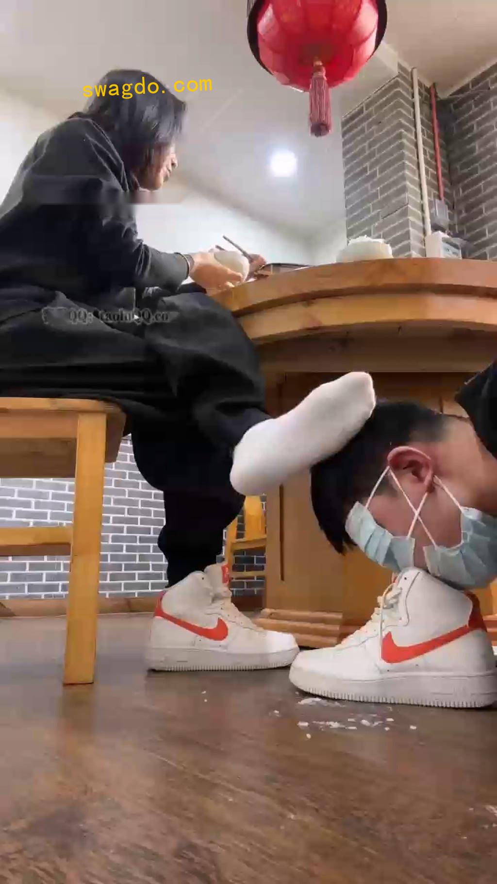 【朱砂痣】餐厅公开调教把服务员看傻了【59分钟】