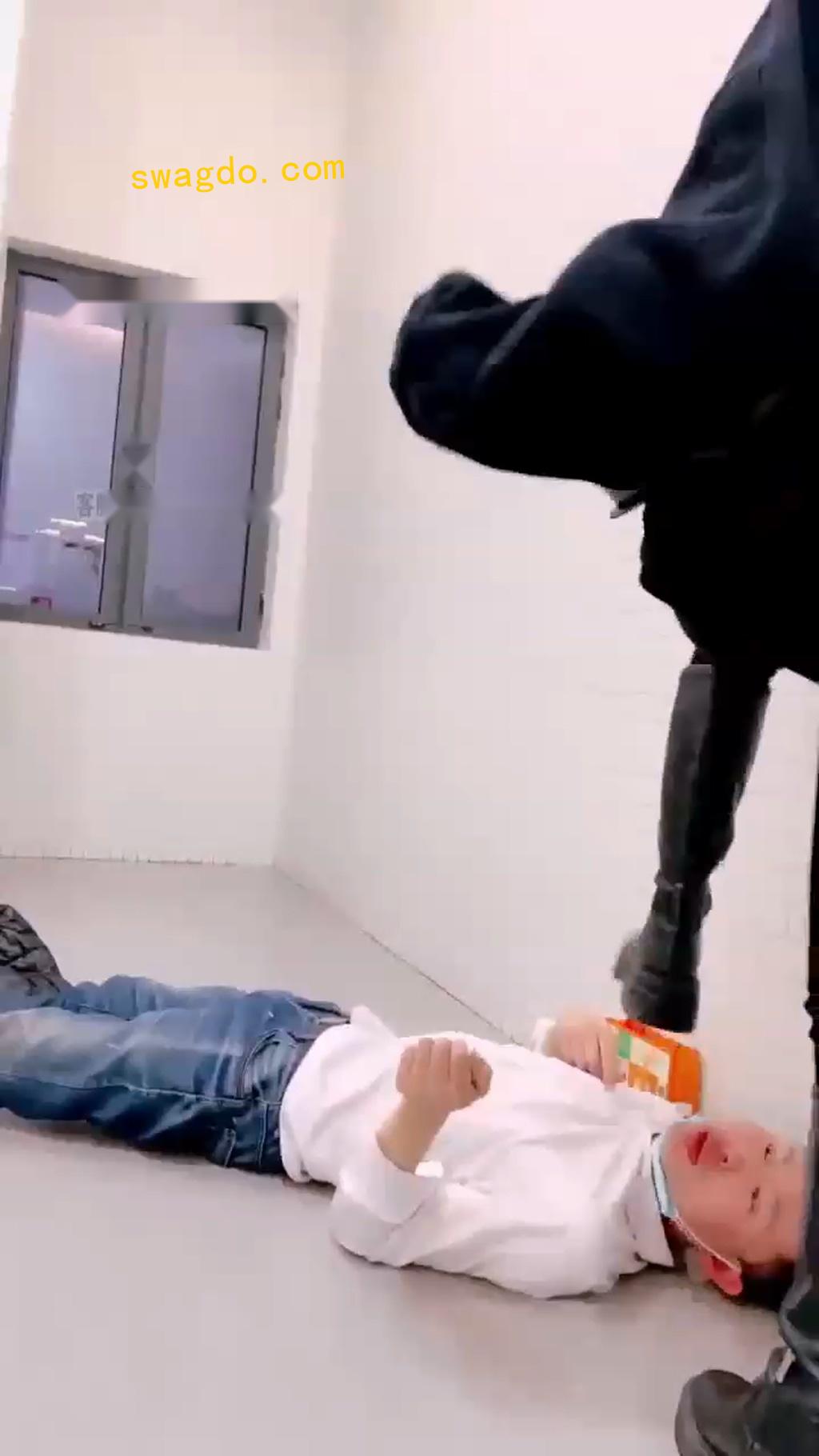 【虫虫】户外商场偶遇公开调教【26分钟】