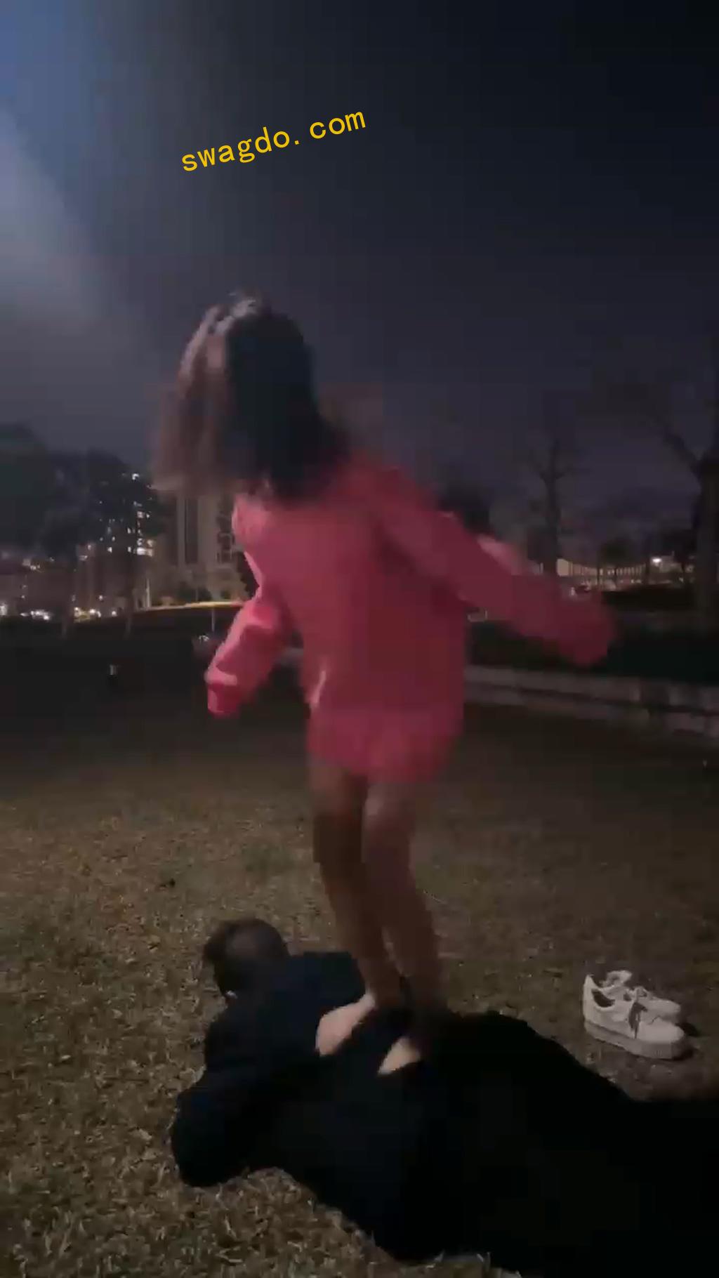 【术术和滔滔】户外调教一个贱货【52分钟】