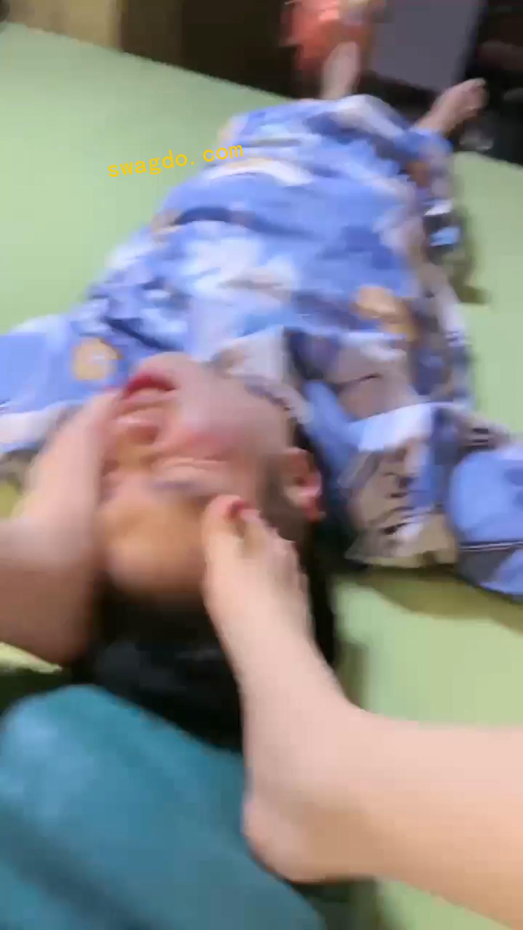 【桃幼幼】洗浴中心里舔脚【40分钟】