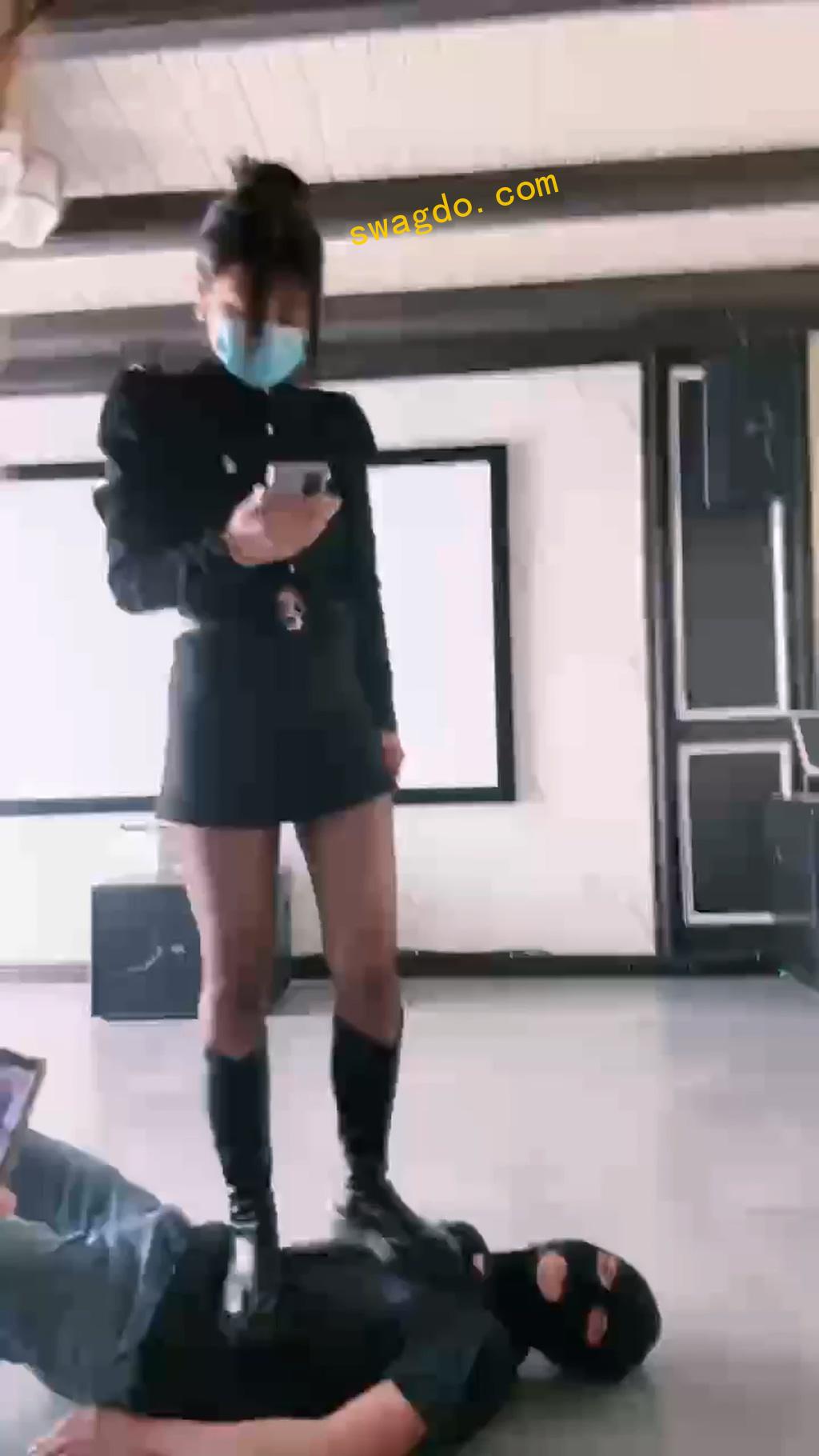 【宸宸】双主踩踏人肉地毯【25分钟】