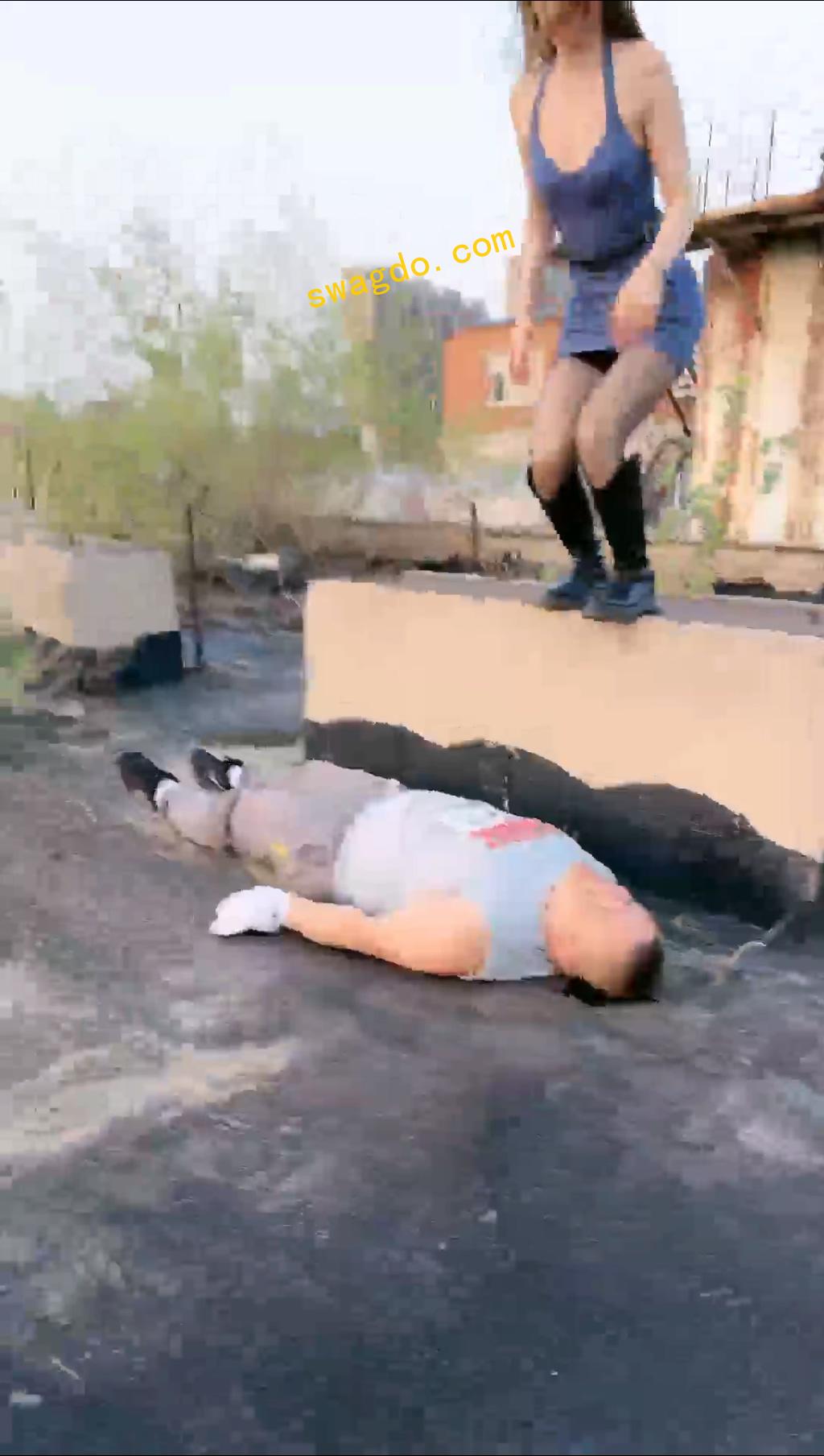 【领主老大】户外调教遛狗跳踩【61分钟】