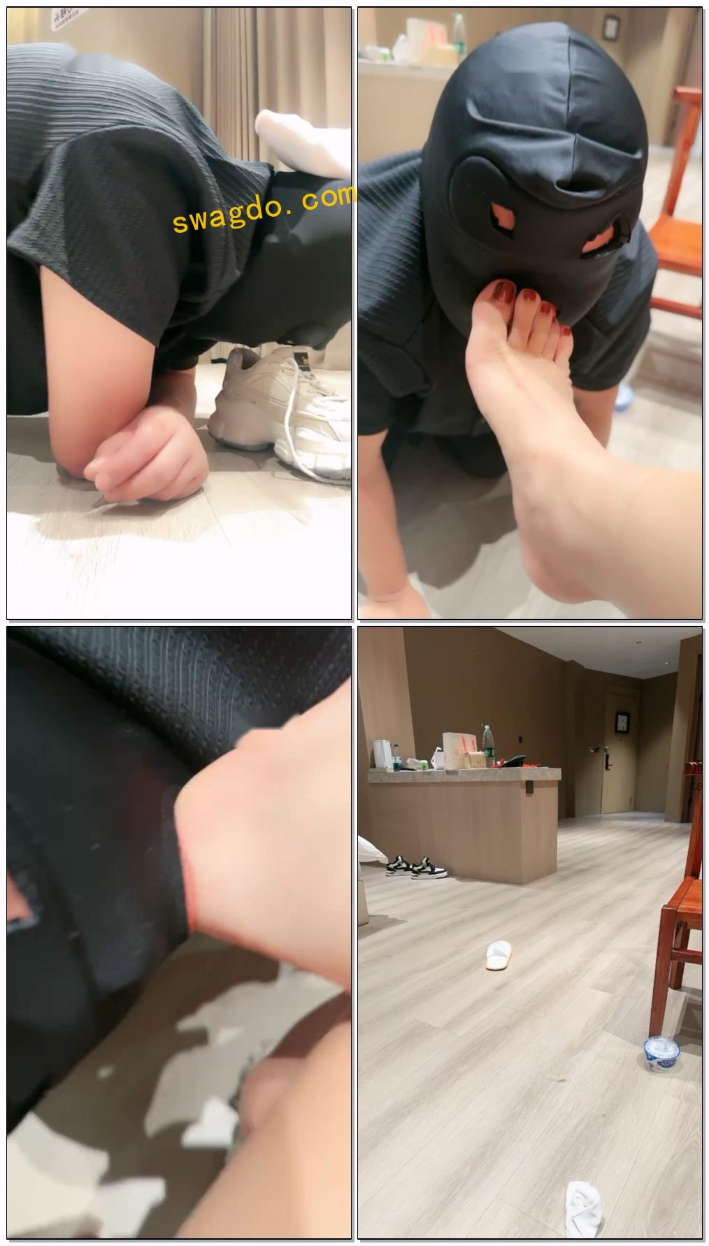 【颜值S】第一次尝吃主人面包片做的鞋垫训化舔脚【23分钟】