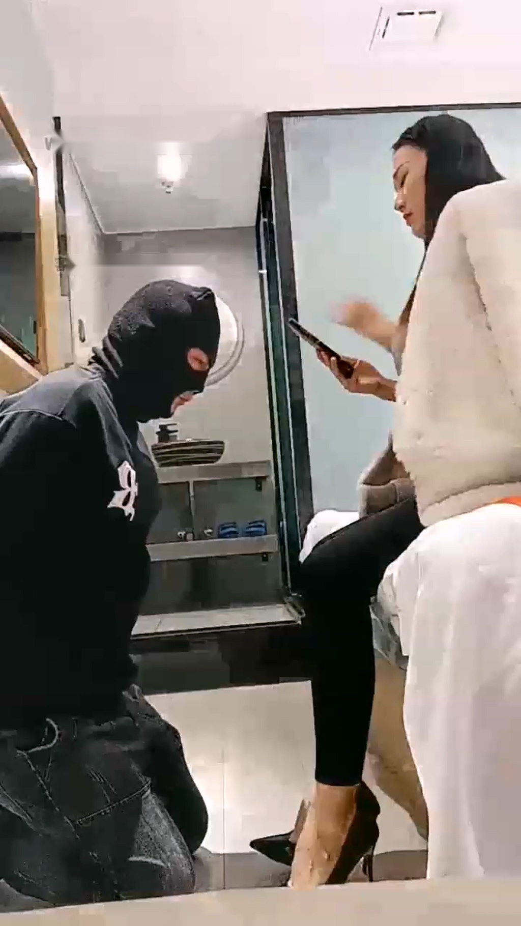 【不染】耳光骑马舔脚深喉【50分钟】