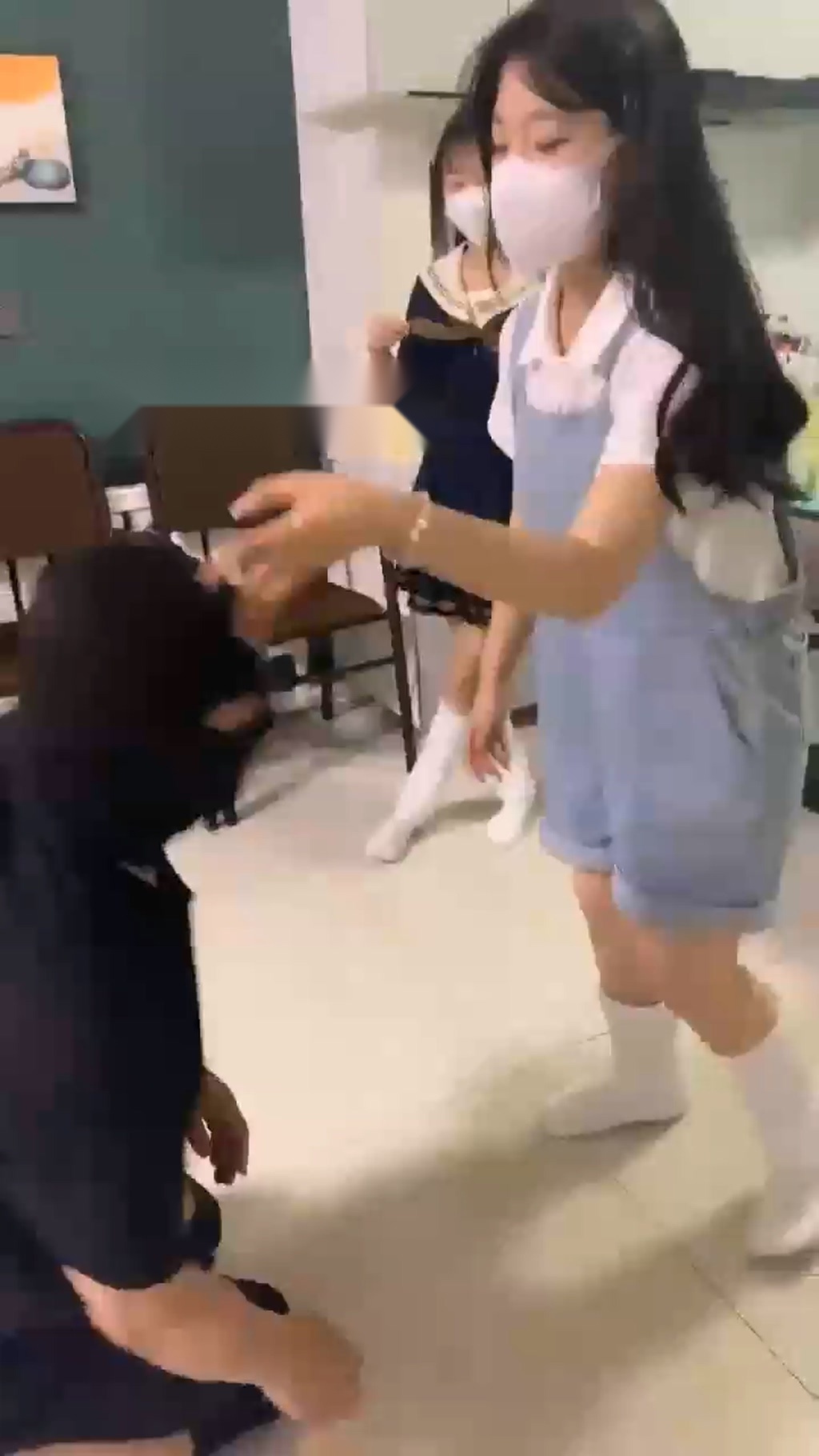 【精神小妹】踢肚子打耳光【30分钟】