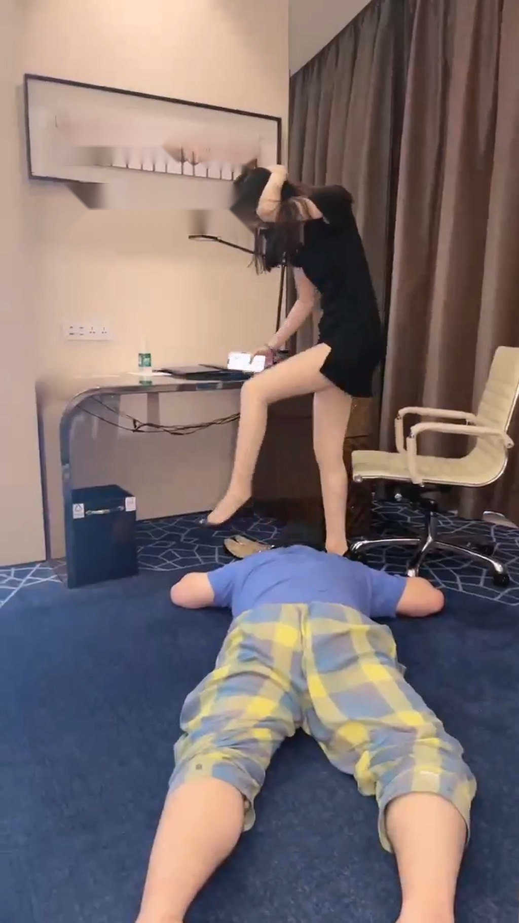 【万一】调教脚奴踩踏深喉这贱货的嘴好大啊【83分钟】